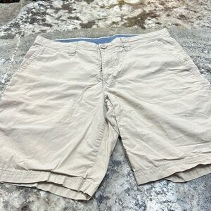 Men’s Columbia lightweight khaki shorts